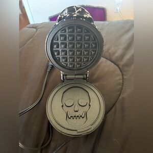 Dash Skull Mini Waffle Maker Black Halloween DMWS100SP